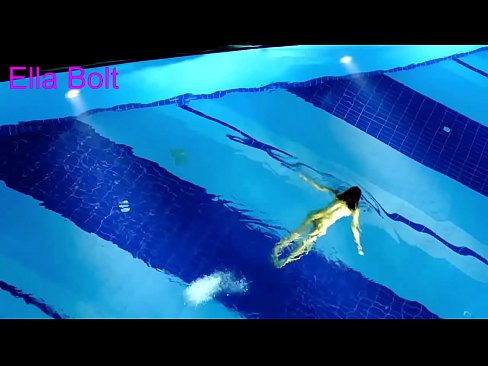 ❤️ Não consigo parar de ver, jovem loira apanhada a nadar nua na piscina da estância balnear ELLA BOLT ❤❌ Porno em nós