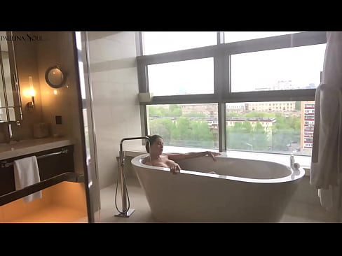 ❤️ Bebé tremendo A masturbar-se apaixonadamente na sua rata na casa de banho ❤❌ Porno em nós